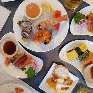 🔥 Colony International Buffet - now served Ala Carte Rated one of the top hotel buffets in Singapore 👍 ‼️PLEASE READ THIS BEFORE HEADING DOWN‼️ So so so... I was really curious how Colony, one of the best international buffet in Singapore, changed from having self service live stations to a ala carte buffet and how the experience would differ. $75 on a weekday dinner (over 50 items). They also have lunch - check their menu in the comment below. We started off with Seafood platter (oysters, pra