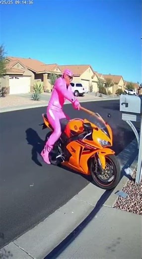 Biker Smashes Mailbox Multiple Times – Blue Powder Dynamite Trap Explodes!” 🟦🧨