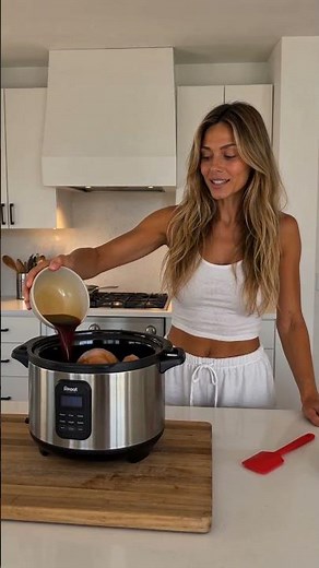 5-ingredient crock pot honey garlic chicken, and it could not be easier. 🍯