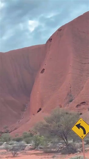 Uluru, Australia 🇦🇺❤️ #explore #travel #australia #driving #travelshorts #shorts #youtubeshorts