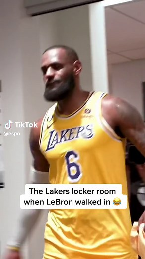 LeBron James Enters Lakers Locker Room: Hilarious Reaction 😂