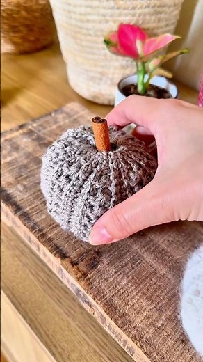Moins d’une pelote pour cette citrouille au crochet 🍂 Automne cocooning #crochet