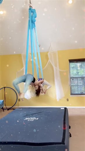 The hug at the end 🥹🥰🥹🎪 #aerialsilks | the digital circus