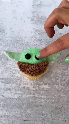 Baby Yoda cupcakes? This is the way. 🎥: lindseybakedthis | Tastemade