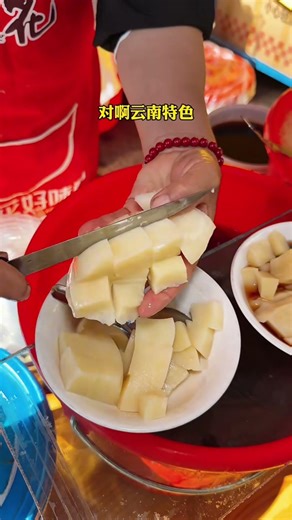 Authentic Yunnan Street Food: Handmade Liang Gao with Brown Sugar Syrup 🍧 #shorts #streetfood
