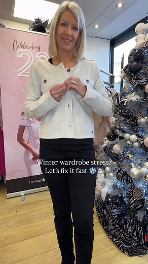 Some collections don’t just arrive, they transform your wardrobe. This season’s Monari capsule is exactly that. A refined blend of comfort and understated luxury designed for the woman who wants to feel effortlessly stylish every single day. Rich winter tones, cosy textures, and beautifully considered details come together to create outfits that feel polished without trying too hard. Think elevated knits, chic layers, statement outerwear, and the kind of easy separates that carry you from am to 