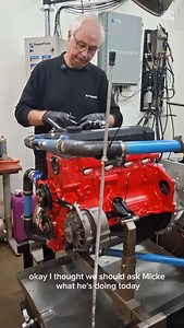 Micke monterar upp en Opel 1900 CIH motor i vår superflow dyno #trendabmotorsport #opel1900 #engineering #fallskydd #profilkläder | Trendab Motorsport Sweden