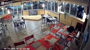 ¡ALERTA EN SANTA ROSA! 🔥 El bar de la Costanera fue blanco de un audaz robo. 😱 Tres delincuentes forzaron una ventana para ingresar al local anoche. 📹 Las cámaras de seguridad captaron todo el proceder. Según informes, la policía ya tendría identificado a uno de los sospechosos. 🔍 La investigación avanza y en las próximas horas se esperan allanamientos por orden de la Fiscalía de Río Tercero. 👉 MIRÁ EL VIDEO IMPACTANTE Y TODOS LOS DETALLES EN EL LINK DE NUESTRA BIO. #Robo #SantaRosa #Calamu