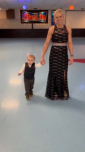 1_168_Couples Skate! #fyp #mom #rollerrink #fashion #goodvib #love #rollerskating #foryou #couples #baby #skatelife | Roller Starz