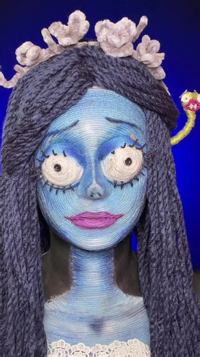 Removiendo el hilo de Emily, la Novia Cadáver