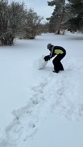 Der er ingen grænser for, hvad man kan, når man hjælper hinanden 🤍 Med stærke arme og røde kinder blev en idé pludselig til virkelighed. Når vi løfter i flok, bliver selv de største opgaver lettere – og meget sjovere. Fællesskab kan noget helt særligt ❄️⛄️ | Julemærkehjemmet Kildemose