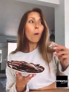 Mini Oreo Pancakes 😍 These Oreo pancakes are super soft and are actually made with Oreos in the batter! They’re topped with a sweet icing and they’re really easy to make 🥰 Sound on for full instructions 🔉 Pancake Batter: 160g self-raising flour 25g cocoa powder 50g Oreos, finely crushed 1 tsp baking powder 2 large eggs, room temp 25g melted butter 220ml milk, room temp Glaze: 20g icing sugar 1 tsp milk Makes around 30 mini pancakes. Feel free to half the recipe to make less ❤️ Enjoy! | Fitwaf