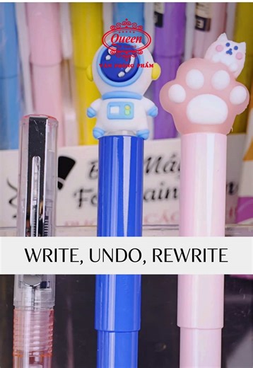 ⁉️ Viết sai một chữ… xé luôn cả trang vở? Thử mực ống xóa được Queen đi 💁🏻‍♀️ • Viết mượt – nét rõ • Sai là xóa ngay, viết lại liền • Ghi bài thoải mái, không lo lem bẩn trang vở Một cây bút – một ống mực – và bạn có thể viết tự tin hơn mỗi ngày. 🖊 Cứ viết đi, sai đã có cách sửa. Queen Stationery – Write, Undo, Rewrite! #butmay #queenvanphongpham #calligraphy #studywithme #learnontiktok