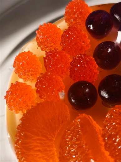 On vous présente notre petite gourmandise. La FRUIT CAKE Une bougie qui ressemble à un gâteau avec plusieurs fruits, ici : la mandarine, la framboise et la myrtille. Disponible maintenant en fonction de la couleur et odeur de votre choix 🫵 #antananarivo🇲🇬 #viralvideo #giftideas #surprise #candle