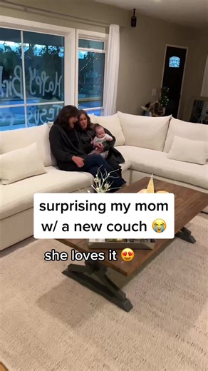 Jenna Bennett Surprises Mom with a New Couch