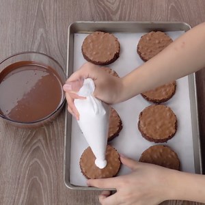 Creative chocolate cake decorating ideas to try