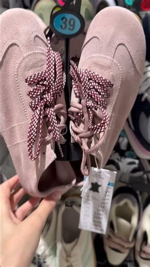 Skórzane buty w sklepie Sinsay. Kilka różnych modeli.