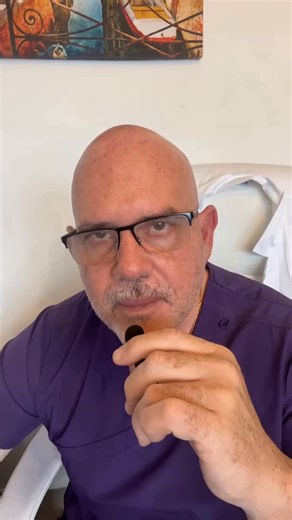 ¿Tu intestino se siente “bloqueado”? 🚧💩 La culpa podría ser de tu abdomen. Imagina una manguera de agua por la que fluye líquido. 💦 Ahora imagina que pones un peso de 20kg encima de ella. El agua deja de fluir, ¿verdad? Exactamente eso hace la GRASA VISCERAL con tu colon. 😰 El exceso de peso dentro de tu abdomen ejerce una presión física constante sobre tus intestinos, impidiendo que se muevan libremente. No es que tengas “intestino perezoso”, es que tiene una carga pesada encima. 🏋️‍♂️🛑 A