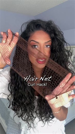 Hair net curl plop hack! This actually worked so well. It took longer to dry buttt when your curls dry “plopped” there’s way less frizz, your hair looks shinier and your wave pattern will feel a lot more defined. Try it! . . . . . . . . #hairplopping #curlhacks #curlyhairtips #curlygirlmethod #curlyhairroutine