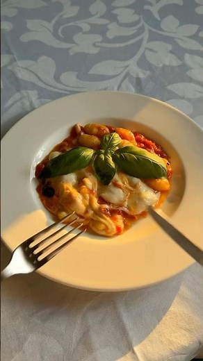 🧀 Baked Gnocchi in Tomato Sauce with Mozzarella and Basil #GnocchiLovers #CheesePull #EasyRecipe