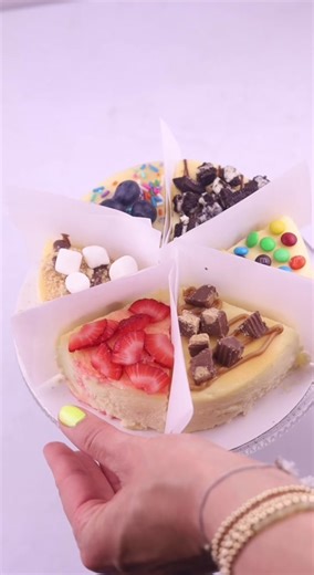 Use this parchment paper / knife hack to divide up your cheesecake make 6 different variations! Now everyone is happy🤩 #bakingtiktok #desserttiktok #cheesecake #bakinghacks #desserthacks