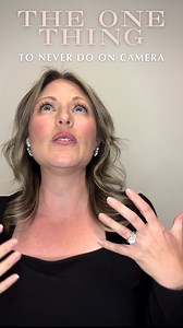 🎥 Stop Fidgeting in On-Camera Interviews (and Why It Matters!) 📺 Fidgeting, pacing, or crossing your arms during an on-camera interview can be more distracting than you think! It’s important to be aware of your body language because it can speak louder than words. Here’s why you should be mindful of these habits: ✨ Fidgeting (tapping feet, playing with your hands, adjusting your clothes) signals nervousness and lack of confidence. It can pull focus away from what you’re saying and make you app
