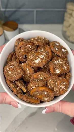 viral smores pretzels recipe 🥨🍫 #chocolate #recipe #dessert #pretzels #food #shorts #easydessert