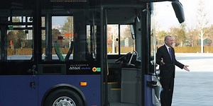 Erdogan "tests" the driverless electric bus developed by Turkish engineers