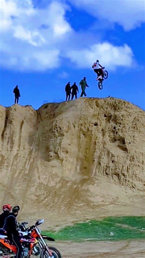 Mountain Bike Fall Turns Into an Epic Comeback Ride! 🚵🔥 #MountainBike #EpicRide #BikeFail #Europe”