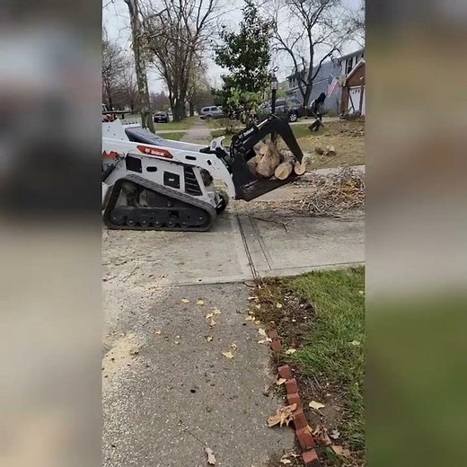MT100 bobcat ride on in action with grapple bucket.