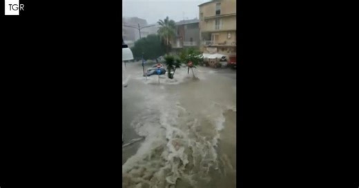 A Favara si cerca una donna travolta dalla piena del nubifragio, il video