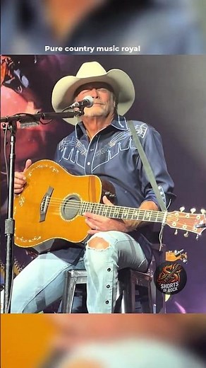 Alan Jackson Singing 'Livin' On Love' Live! 🤠🎸 #AlanJackson #CountryMusic