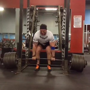 800 club Athlete luigi pulling strong | Dinosaur Nutrition
