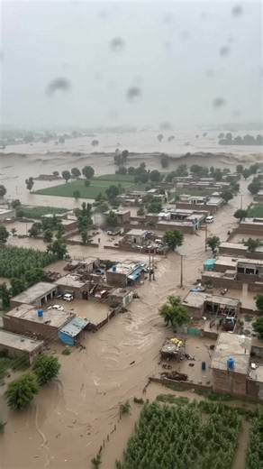 A terrifying view of a massive flood from a helicopter — a powerful surge of water suddenly rushes through the area, sweeping away cars, trees, houses, and everything in its path. From high above, the full scale of the disaster becomes visible as the flood destroys everything left in its way. 🌊🚁 ہیلی کاپٹر سے نظر آنے والا ایک خوفناک منظر، جہاں ایک بہت بڑا سیلابی ریلا اچانک پوری شدت سے آبادی میں داخل ہوتا ہے اور گاڑیوں، درختوں، گھروں اور راستے میں آنے والی ہر چیز کو بہا لے جاتا ہے۔ اوپر سے دیکھ