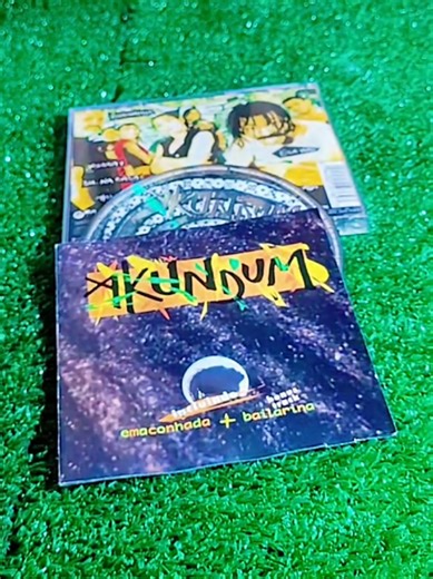 O ano era 1996 e o grupo Akundum estava em alta com seus reggae. O destaque do vídeo vai para a música Emacunhada, um reggae dançante e contagiante que ganhou espaço em programas de TV, rádios e shows pelo Brasil. Era aquele som que começava e já levantava a energia do público. Diretamente da minha coleção de mídia física, vou mostrar o CD original em todos os detalhes: 📀 frente 📀 verso 📀 lombada 📀 mídia física 📀 arte interna 📀 encarte com todas as letras Um verdadeiro registro da vibração