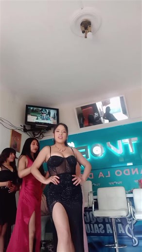 Junto a las bellísimas modelos de la agencia de modelaje #imagenyexito @𝐕𝐚𝐧𝐞 𝐀'𝐬 𝐂𝐚𝐥𝐥𝐞 @Karen Hernani Cruz @Sanny🍃🥀🍂 #lapaz_bolivia🇧🇴 #imagenyexito y en detrás de cámaras @🇧🇴Victor Mallea 🇧🇴 director y propietarios de Imagen y Exito ❤️ #ultimomiercolesdelaño #tvoff