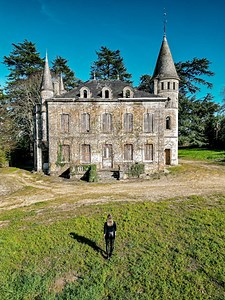 abandoned castle somewhere in France 🇫🇷 #urbex #urbexfrance #abandoned #abandonedplaces #lafranceestbelle #lafrance #forgottenplaces #vendre #forgottenplaces #decay | Decayed Places