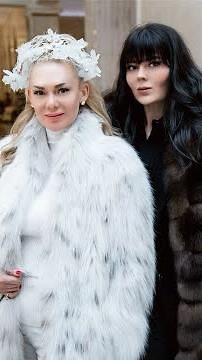 FUR SHOPPING AT JULIA DILUA