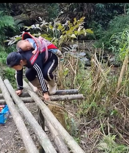 23K views · 343 reactions | life of a single mother, how she built a small house next to a stream #singlemom #rurallife | Rural life | Facebook