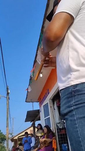 La danza del torito, los amigos de la comunidad de zacamixtle, el año pasado los acompañamos en su ochavario, los músicos tocando para los candilitos. ¡La raíz de la tradición es la danza tradicional! | Zaragoza veracruz