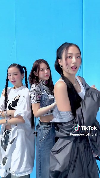 meovv (미야오) – meow, Whisker Dimples, and Meow Dance Break