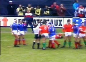 Un jour de 1995 aux Parcs des Princes France _ Pays de Galles et un deblayage de la " MERLUCHE " ( Olivier Merle ) 🇫🇷😜... #rugby #yvandurugby #XVdeFrance #NeFaisonsXV #france #humour #oliviermerle #france #sport #deblayage | La rue de l'ovalie by yvandurugby