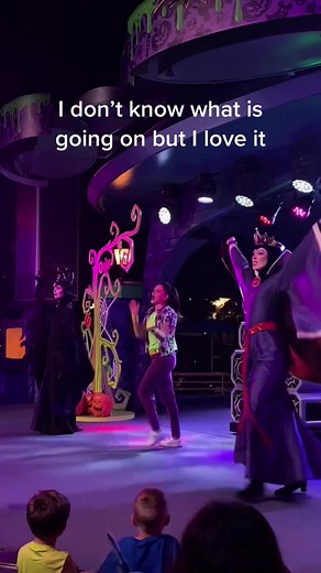 #maleficent #evilqueen #disneyvillains #disneyland #disneyhalloween #fyp #distok #disneycharacters #disneyparks