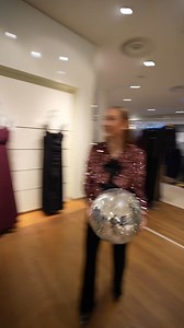 Glitter mode: ON✨ Dezember ist die Sparkling Season – Zeit für Glitzer- & Glamour-Looks!😍 Mehr von diesen schicken Glitzer-Pieces gibt es natürlich in unseren Stores und online auf VANGRAAF.COM. Look 1: Goddiva Oberteil (Alternative): https://sohub.io/he2e Apricot Rock (Alternative): https://sohub.io/dvlr Look 2: Marie Lund Kleid: https://sohub.io/4gw0 Look 3: Marie Lund Jacke: https://sohub.io/vi5l HUGO Hose: https://sohub.io/ngt8 Look 4: Y.A.S Kleid: https://sohub.io/dwu4 Look 5: Marie Lund J