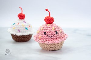 No-sew mini cupcake amigurumi free pattern Little Crochet Farm