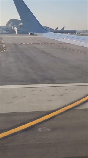 Landing in American Airlines 737 as Alaska plane takes off at LAX #travel #airplane #airport