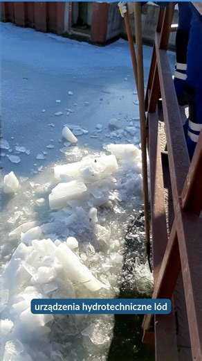 ❄️ Na czym polega zimowe utrzymanie obiektów hydrotechniczych? To szereg wielu różnych czynności zapewniających sprawne funkcjonowanie jazów, czy śluz. 👉 Wśród nich wymienić można między innymi usuwanie lodu, który powstając na obiektach hydrotechnicznych może powodować ich awarie, np. przyczynić się do unieruchomienia wrót śluzy. 👨‍🔧 Dbanie o regularną konserwację obiektów w okresie zimowym szczególnie ważne jest teraz, gdy temperatura powietrza regularnie spada poniżej zera, co związane jes