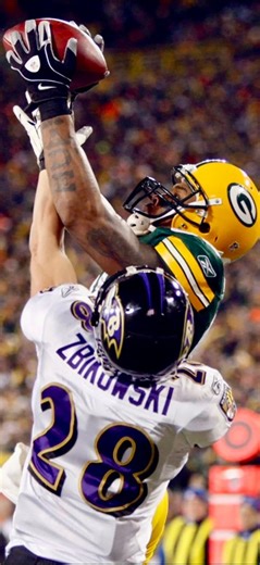 Green Bay Packers host the Baltimore Ravens on Monday Night Football during week 13 of the 2009 NFL season. Jermichael Finley led the passing attack with 7 catches for 79 yards and 2 touchdowns. Packers defense forced 3 interceptions and Clay Matthews had 2 sacks. #packers #ravens #packersvsravens #lambeaufield #gopackgo | Tylights10