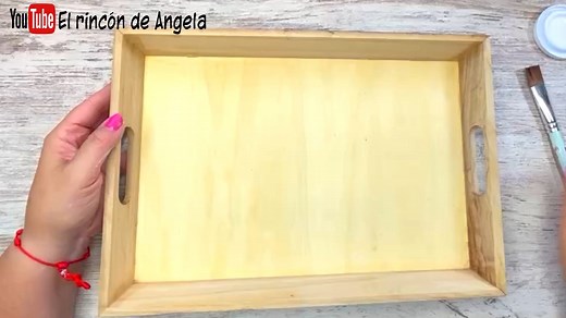 DECOUPAGE EN MADERA 🎀Bandeja decorada muy facil. En este video te enseño como hacer decoupage facil y decorar una bandeja de madera -------------------------------------------------------------------------------------- M A T E R I A L E S U T I L I Z A D O S Los materiales que he usado en este video son de DIPINTO DI BLU : http://www.dipintodiblu.com/es/inicio/ * Chalk menta https://www.dipintodiblu.com/es/producto/18060/ * Chalk blanco https://www.dipintodiblu.com/es/producto/17992/ * pegament
