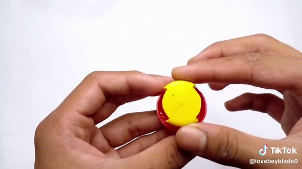 Making the Best Plastic Gen Beyblade from Bottle Caps
